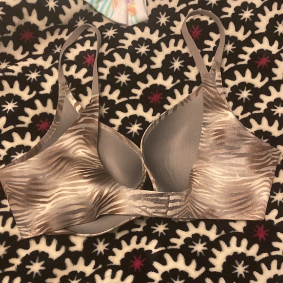 Women’s Victoria’s Secret Incredible push up plunge bra - Picture 2 of 3